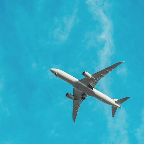 青空に飛ぶ飛行機
