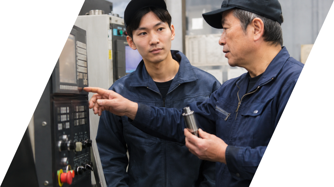 熟練スタッフが新人に実践的なOJTを行う様子
