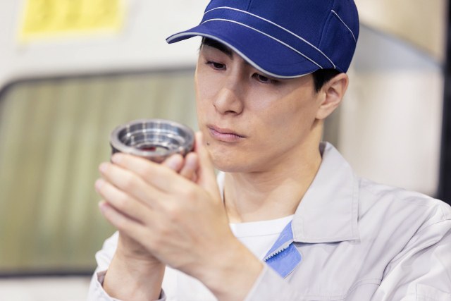 加工した部品を検査する社員